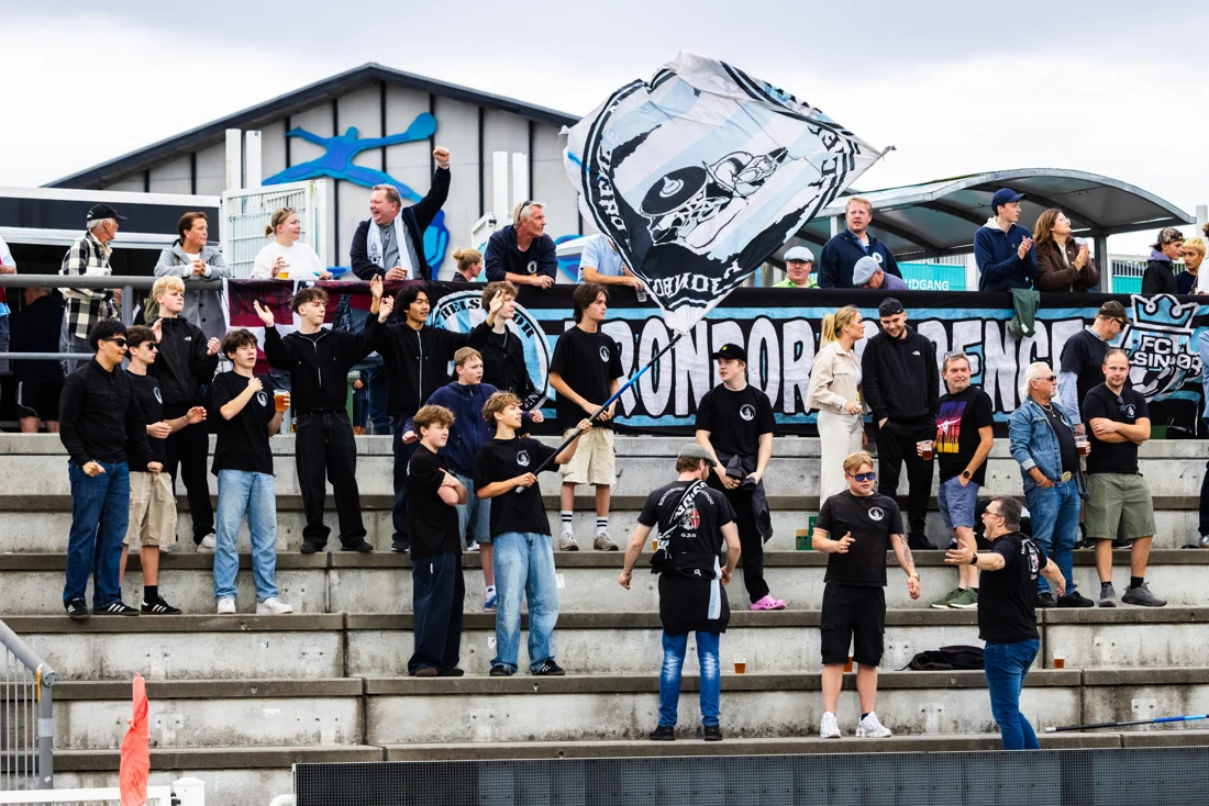 FC Helsingørs fans samlet på tribunen med flag og bannere