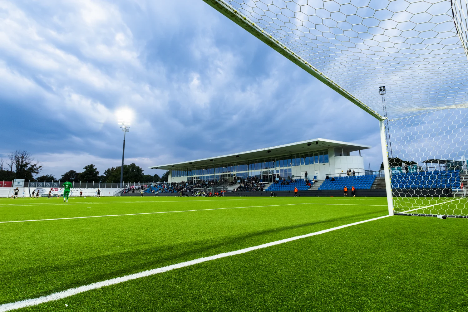Helsingør Stadion med banen og den overdækkede tribune