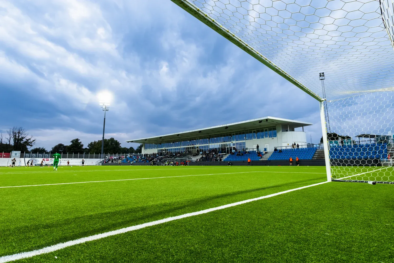 Helsingør Stadion set fra målet med tribunen langs banen