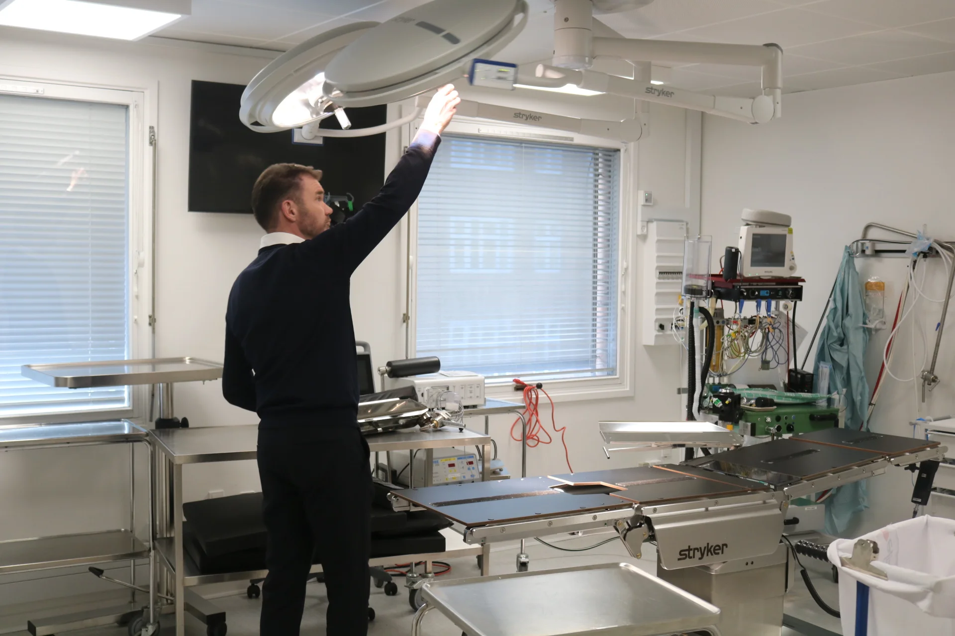 Thomas Johnsen viser frem på et af hospitalets tre operationsstuer