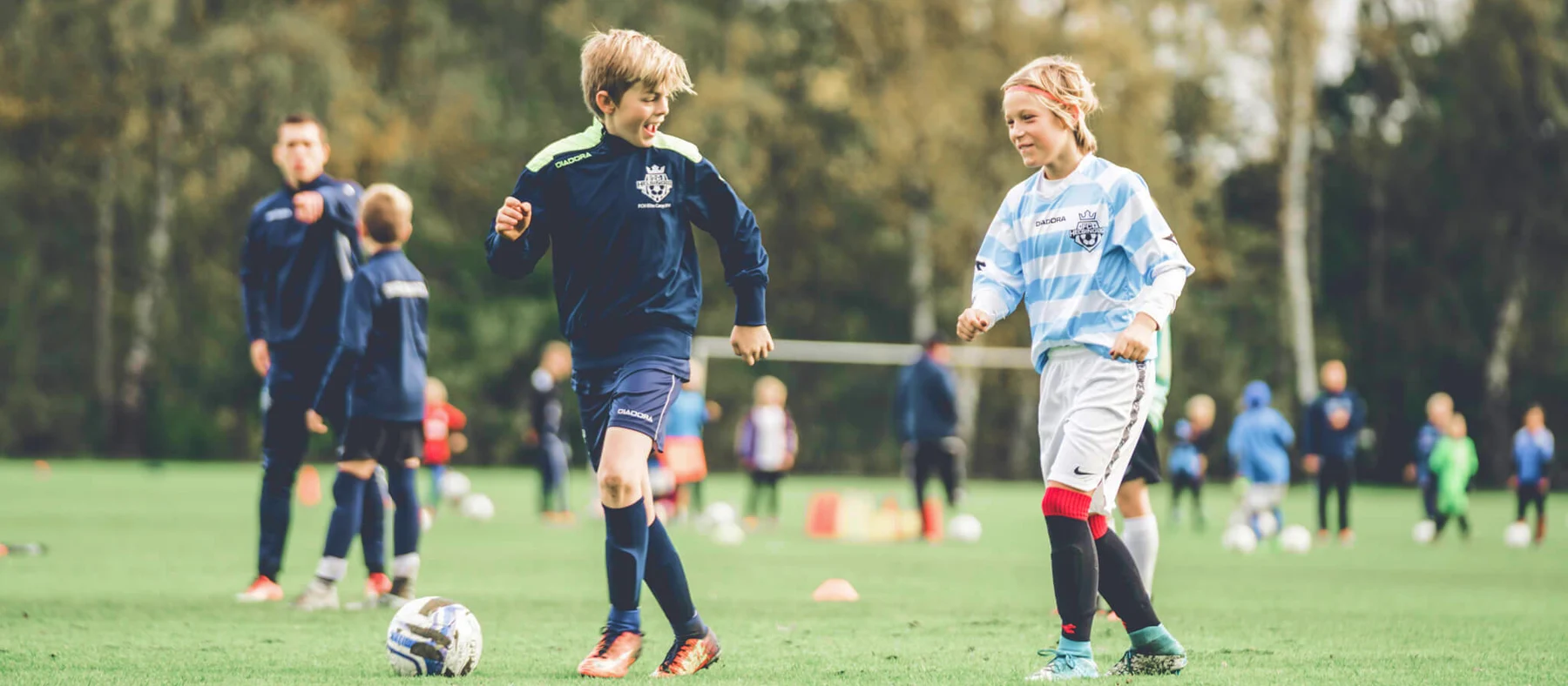 Unge spillere træner med bold på FC Helsingørs træningsbane