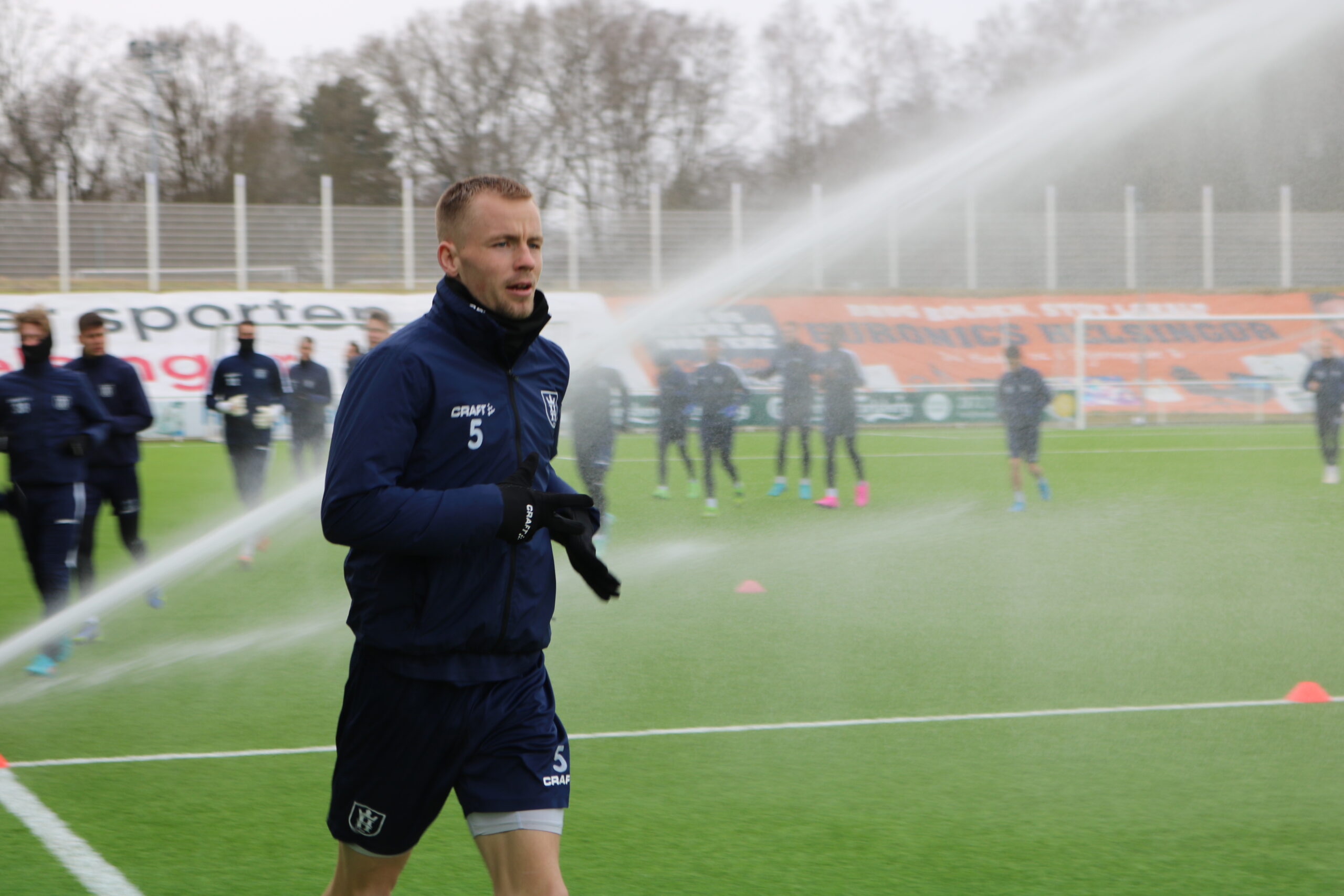 Klargøring til morgendagens træningskamp på Olympia Stadion