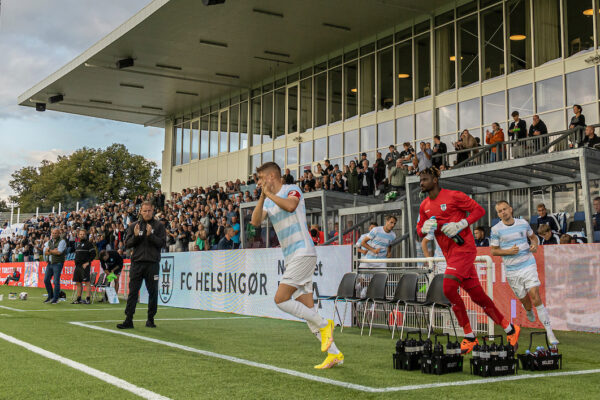 Anfører Frederik Juul Christensen (FC Helsingør) leder sit hold på banen under kampen i NordicBet Ligaen mellem FC Helsingør og Nykøbing FC den 2. september 2022 på Helsingør Stadion. Foto: Claus Birch