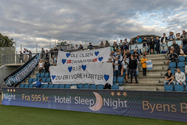 FC Helsingør fans med hyldest tifo for nyligt afdøde Ole Olsen, under kampen i NordicBet Ligaen mellem FC Helsingør og Nykøbing FC den 2. september 2022 på Helsingør Stadion. Foto: Claus Birch