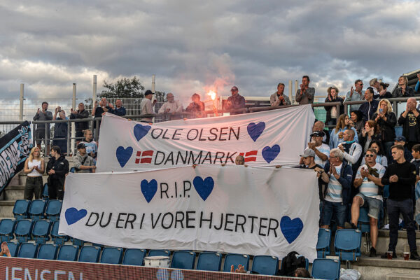 FC Helsingør fans med hyldest tifo for nyligt afdøde Ole Olsen, under kampen i NordicBet Ligaen mellem FC Helsingør og Nykøbing FC den 2. september 2022 på Helsingør Stadion. Foto: Claus Birch