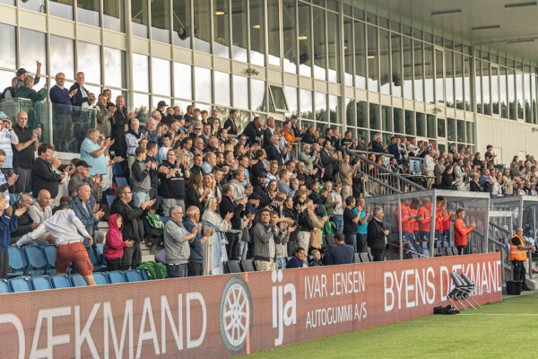 Stående klapsalver som hyldest for nyligt afdøde Ole Olsen, under kampen i NordicBet Ligaen mellem FC Helsingør og Nykøbing FC den 2. september 2022 på Helsingør Stadion. Foto: Claus Birch