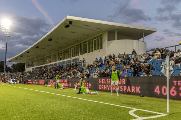 Reserver varmer op foran hovedtribunen under kampen i NordicBet Ligaen mellem FC Helsingør og Nykøbing FC den 2. september 2022 på Helsingør Stadion. Foto: Claus Birch