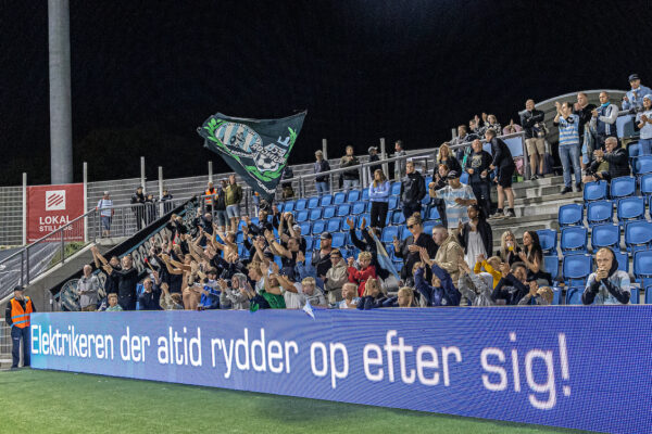 FC Helsingør fans under kampen i NordicBet Ligaen mellem FC Helsingør og Nykøbing FC den 2. september 2022 på Helsingør Stadion. Foto: Claus Birch