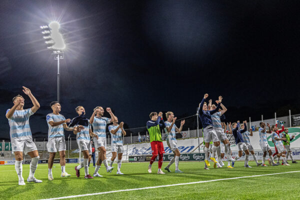 FC Helsingør spillere takker fans efter kampen i NordicBet Ligaen mellem FC Helsingør og Nykøbing FC den 2. september 2022 på Helsingør Stadion. Foto: Claus Birch