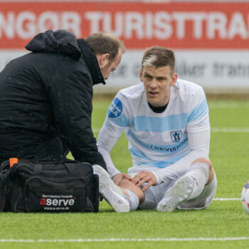 Kasper Enghardt (FC Helsingør) og fysioterapeut Michael Nielsen (FC Helsingør) under kampen i NordicBet Ligaen mellem FC Helsingør og  Hobro IK den 18. marts 2023, på Helsingør stadion.
Foto: Andreas Birkebæk