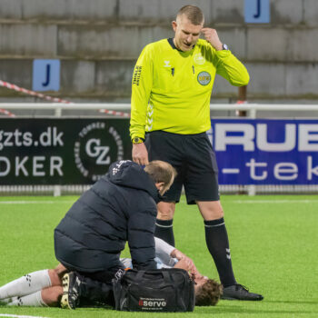 Callum McCowatt (FC Helsingør) i græsset under kampen i NordicBet Ligaen mellem FC Helsingør og  Vendsyssel FF den 31. marts 2023, på Helsingør stadion.
Foto: Andreas Birkebæk