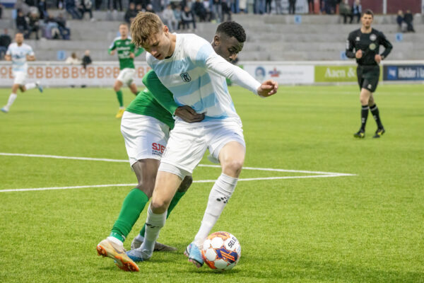 Mathias Brems (FC Helsingør) og Abdoulie Njai (Næstved) under kampen i NordicBet Ligaen mellem FC Helsingør og Næstved den 25. april 2023, på Helsingør stadion.
Foto: Andreas Birkebæk